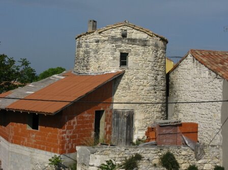 location the old mill in Arles
