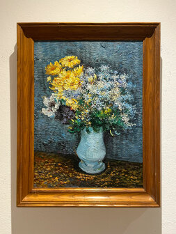 Vaas met seringen, madeliefjes, anemonen ingelijste Van Gogh reproductie, geschilderd in olieverf op doek